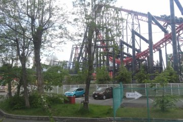 <p>roller coaster ของสวนสนุก Fuji Q Highland มองจากบนรถไฟสายฟูจิกิวโกะ</p>