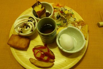 <p>There&#39;s also tea, fries, fresh baking, a chocolate fountain and soft-serve ice-cream with sauces. Other drinks and desserts, pizza, noodles and more make up a bountiful buffet.</p>