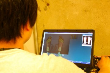 <p>Nohara by Mizuno staff member is analyzing the data received by the Foot Navi.</p>