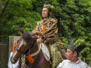 At the head of the Aoi Matsuri procession (葵祭) are Norijiri horseman (乗尻). This first part of the procession is called Roto-no-Gi (路頭の儀)