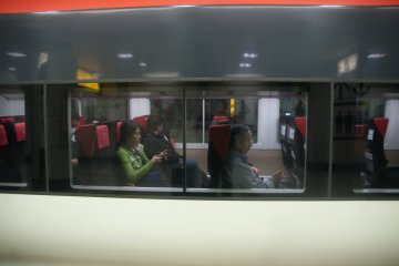<p>ความกว้างระหว่างที่นั่งบนขบวนรถไฟ</p>