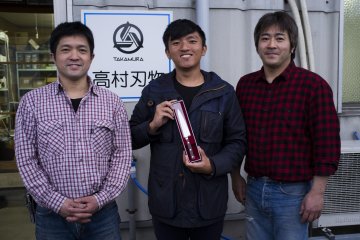 <p>JapanTravel reporter posing proudly with the Takamura brothers.</p>