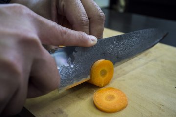 <p>Using a 45000円&nbsp;Takamura knife to cut a carrot. The sharpness of the knife is unbelievable, and one can only attest to this by using one themselves.</p>