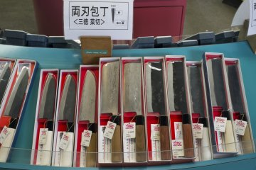 <p>Knives at the Takefu&nbsp;Knife Factory classified into what they should be mainly used for. In this one, the rectangular knives are mainly for vegetables, while the ones on the left are general purpose food knives.</p>
