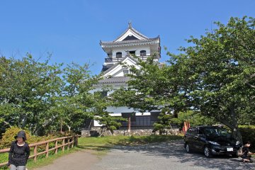 <p>A view of the west side of Tateyama Castle.</p>