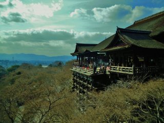 側面から見る清水寺本堂。京都市街と空の景色が背景だ