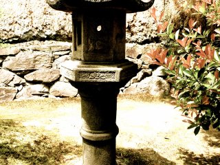 一般公開中の庭園で見つけた美しい石灯籠