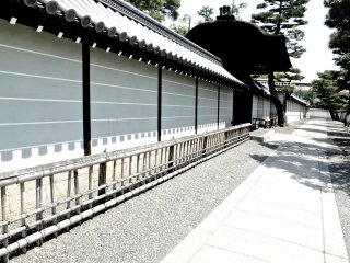 人影は見当たらず、この美しい壁と竹塀、屋根瓦の影を撮影することができた