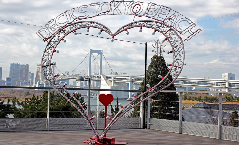 Depuis le &quot;Decks Tokyo Beach&quot; de la zone commerciale : &agrave; travers ce dispositif digne de la Saint-Valentin, on tombe naturellement amoureux du Rainbow Bridge!