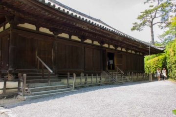 <p>Frontal view of the Kannon-do (観音堂) of Byōdō-in (平等院) in Uji City, Kyoto. Inside is a statue of Rengeshu Bosatsu (Avalokiteśvara) from the Heian period</p>