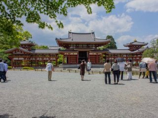 Phật đường Phượng Hoàng (鳳凰堂) tại chùa Byōdō-in, một địa điểm chụp ảnh yêu thích