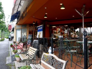 Pain Pati có một sân thượng ngập nắng để khách hàng thưởng thức bánh mì, cà phê và nghe nhạc