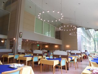 ห้องอาหารที่สวยงามสว่างไสว
