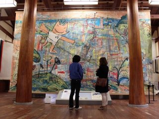 つい最近までギネス世界記録を保持していた世界最大の和紙。7.1m&times;4.3m、重さが8.1kgもある。絵の作者はハビエル・マリスカルというスペイン人画家の「私の町バルセロナ」