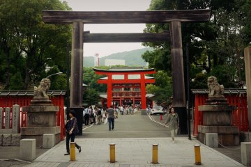 <p>Entering the shrine.&nbsp;</p>