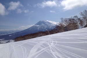 Le mont Yōtei, surnomm&eacute; Ezo-Fuji, le &laquo; mont Fuji d&#39;Hokkaidō &raquo;, &agrave; Niseko
