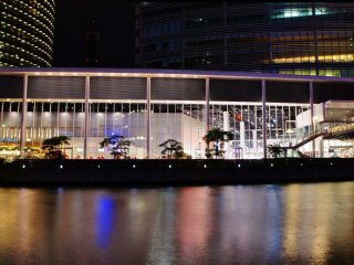 Phòng trưng bày này nằm ở vị trí thuận tiện, cách Ga JR Yokohama 5 phút đi bộ. Tìm lối ra về phía Minatomirai và đi theo "Hama Mirai Walk", một cây cầu nhỏ nối với tòa nhà Nissan Headquarters. Các phòng trưng bày và cửa sông xung quanh với ánh sáng ban đêm là một khung cảnh lãng mạn.