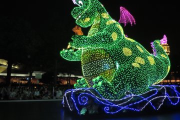 <p>Tokyo Disneyland&#39;s Electrical Parade:&nbsp;Pete and the Dragon&nbsp;</p>