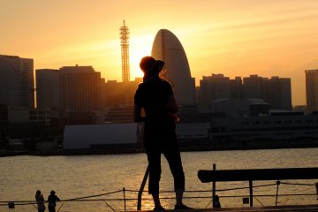 <p>Then the sky turned yellow as the sun dipped down below the Minato Mirai skyline</p>