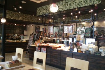<p>The decoration evokes a natural feel, the background music is upbeat and there&#39;s delicious food everywhere!</p>