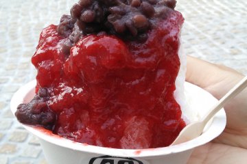 <p>Delicious and refreshing shaved ice, with soft azuki beans, condensed milk and store-made strawberry sauce</p>