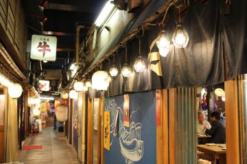<p>Inside&nbsp;Yurakucho Sanchoku Inshokugai. Only consisting of restaurants, this street has a very traditional and pleasant atmosphere.</p>
