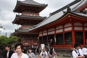 京都・清水寺は京都一の賑わいを見せる観光スポットとして人気がある