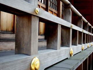 Bên ngoài hiên bằng gỗ của đền Shirahige