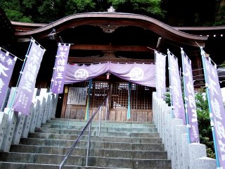 Những banner màu tím xếp dọc các bậc đá lên điện thờ