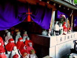 Small &#39;Mizuko Jizo&#39; statues. &#39;Mizu&#39; means water, &#39;ko&#39; is child, and Mizuko signifies children who were washed away by water...usually it means babies who weren&#39;t born (died at birth or were aborted)