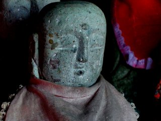 Nhìn gần hơn một trong những bức tượng Jizo. Bức tượng có một cái nhìn hòa bình trên khuôn mặt của mình