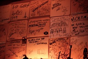 Messages from bands and fans on the bar&#39;s walls&nbsp;