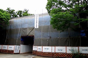 <p>Unfortunately, the Aoyamon Gate was under maintenance work and the whole gate was covered like this...well, we have to come back again!</p>