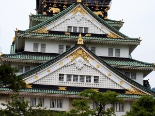 Sekarang, Anda akhirnya berdiri di depan menara utama Kastil Osaka. Anda harus melihat kastil yang megah ini dengan cermat...