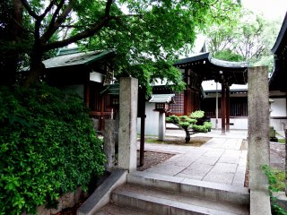 오사카성 공원에 있는 호코쿠 신사에 들어서면, 작은 사당들이 발견된다