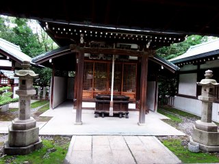 これは白玉神社、若菜神社の隣に鎮座する豊國神社境内の小さな神社だ。あいにくこの神社の歴史については情報が得られなかった