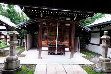 <p>This one is called Shiratama Shrine, standing next to Wakanaga Shrine on the grounds of Hōkoku Shrine. Unfortunately, the history of this shrine is unknown to me</p>