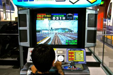 <p>เด็กชาวญี่ปุ่นทดลองขับเคลื่อนรถไฟด้วยอุปกรณ์จำลอง</p>