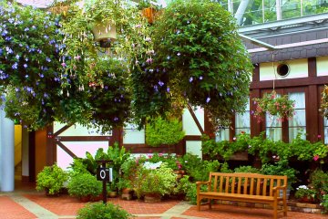<p>เรือนกระจกที่อยู่ตรงกลางของ Kobe Nunobiki Herb Gardens เหมาะแก่การพักผ่อนเติมพลังด้วยสีเขียวของนานาพรรณพืช</p>