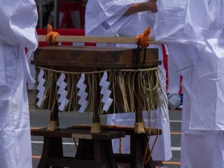 Oofune Hoko (大船鉾) During the Yamaboko Junko (山鉾巡行) in Kyoto, 2012!&nbsp; Because it was burnt during the revolution at the end of the Bakumatsu Era, this Hoko had not participated in the Gion Festival since then for many years. Thankfully, the statue of the god inside, the golden filigree, the woven fabric, etc, were still preserved. This Hoko&nbsp;rejoined the procession for the first time in 140 years in Karabitsu