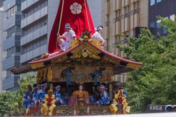 <p>Niwatori-hoko (鶏鉾) During the Yamaboko Junko (山鉾巡行) in Kyoto, 2012!&nbsp; This float derives its name from a famous tale that took place in ancient China when the legendary Emperor Yao was in power</p>