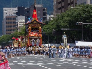 Minami-Kannon-Yama (南観音山) During the Yamaboko Junko (山鉾巡行) in Kyoto, 2012!&nbsp; Also called &ldquo;Kudari-kannon-yama&rdquo; (literally &ldquo;downward kannon float&rdquo;), this drawn by rope-type float is the last float in the procession in the Gion festival parade