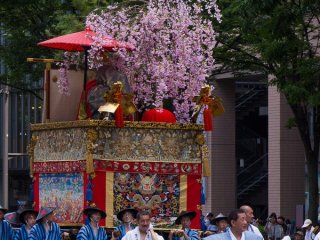 Kuronushi-Yama (黒主山) During the Yamaboko Junko (山鉾巡行) in Kyoto, 2012! This float derives its name from a Noh chant &ldquo;shiga&rdquo;, and shows the courtier Kuronushi Otomo, one of the Rokkasen (the six saints of Japanese poetry) in the Heian period (794-1192), looking up at the cherry blossoms