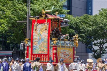 Tourou-Yama (蟷螂山) During the Yamaboko Junko (山鉾巡行) in Kyoto, 2012! This float derives its name from an old saying in China that a praying mantis, though small, is courageous enough to raise its &ldquo;hatchets&rdquo; high in the air in front of a marching army to try to stop it