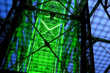 <p>The wheel looks amazing when it is lit up at night</p>