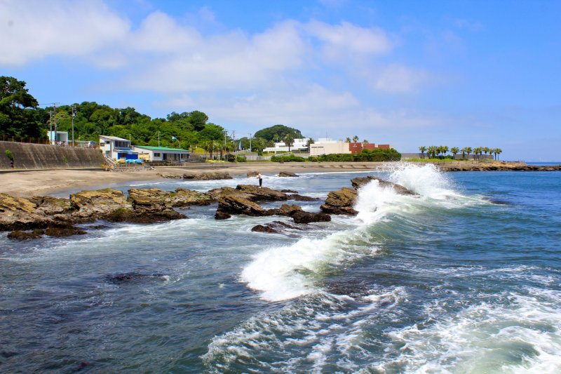 Watch the waves crash along the natural rock formations on the north end of&nbsp;Kannonzaki Beach in Yokosuka