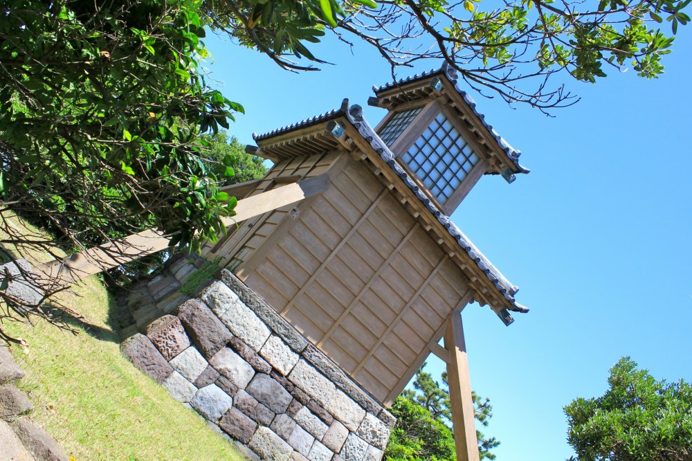 Toumyoudou (Ngọn hải đăng) đã được khôi phục lại từ ngọn hải đăng cũ (bức tường đá) tại thành phố Yokosuka vào tháng 3 năm 1989