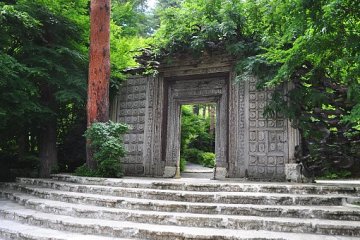 <p>The outstanding entrance of the Kubota Itchiku Museum</p>