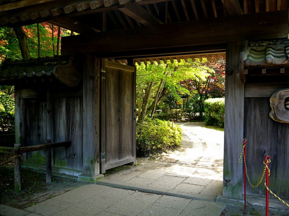 Đường dẫn đến nhà Ogino từ chiếc cổng gỗ truyền thống 