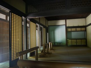 Cách bài trí truyền thống điển hình với các phòng tách biệt bằng cửa kéo từ một ban công chạy dọc theo tường ngoài.
